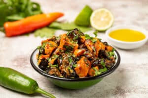 סלט חצילים עם בטטה וצ'ילי