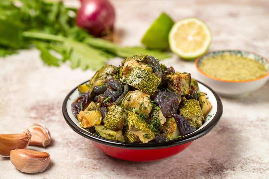 סלט קישואים ובצל ברוטב שום שמיר